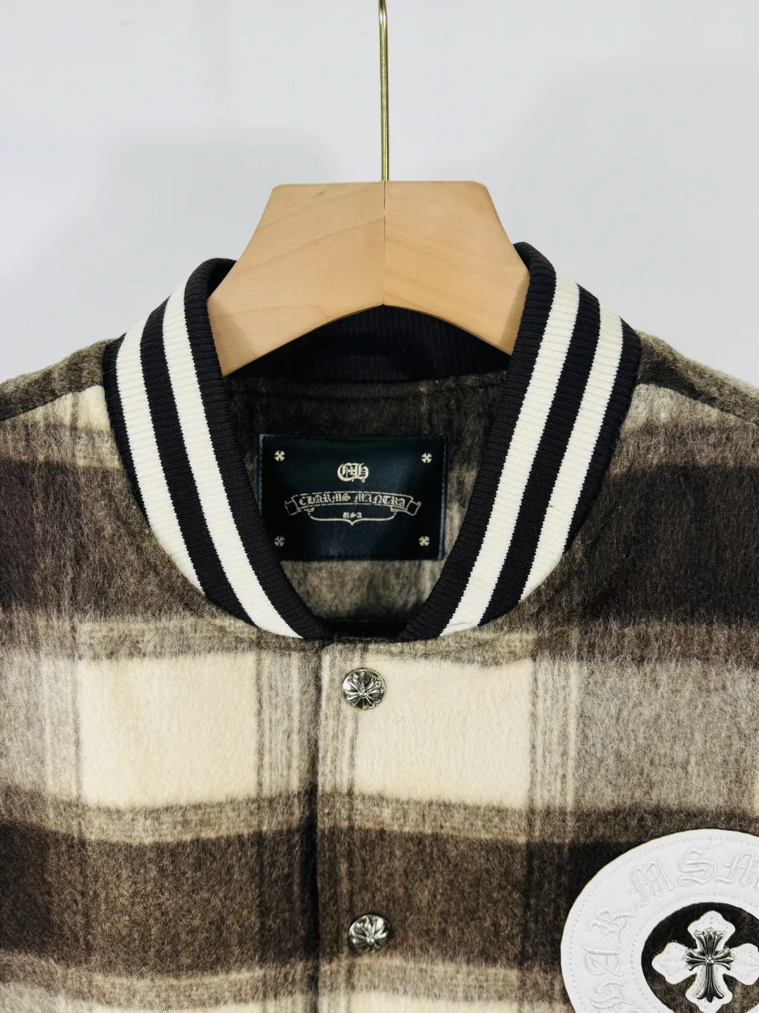 P520 top version 🐮 Real shot without P, ​​different from market products] Chrome Hearts 🍁Winter clothing is coming🍁 Sanskrit cross woolen leather sleeves spliced ​​baseball embroidered cotton jacket, heavy embroidery ➕ both sleeves and whole leather, counter synchronization, heavy industry! ! Customized version of thickened woolen fabric, silk lining, customized version of hardware, not the ordinary version on the market! ! Recommended color: wool plaid with leather Code numbers: S, M, L, XL